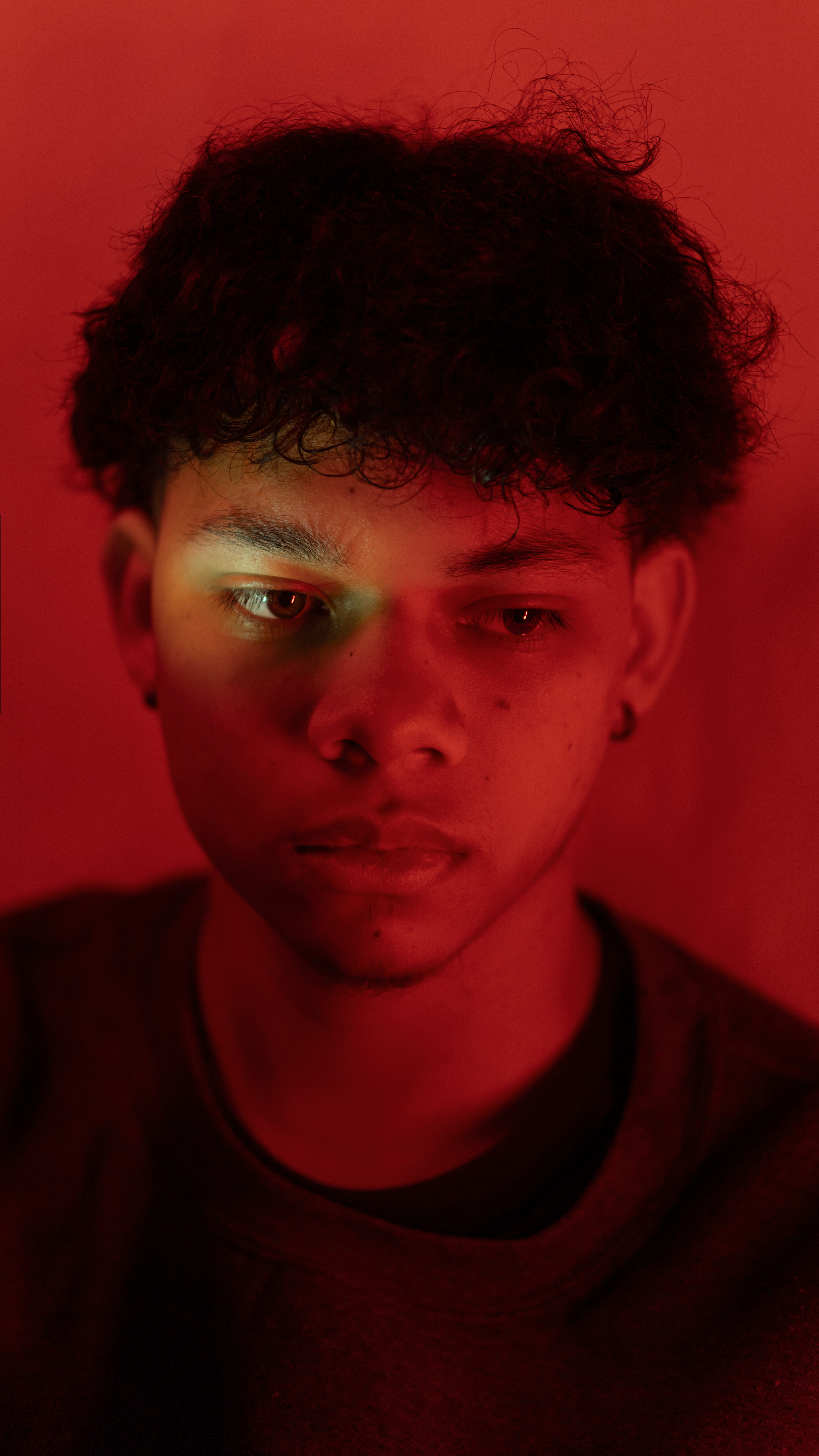 Retrato masculino sobre fondo rojo intenso